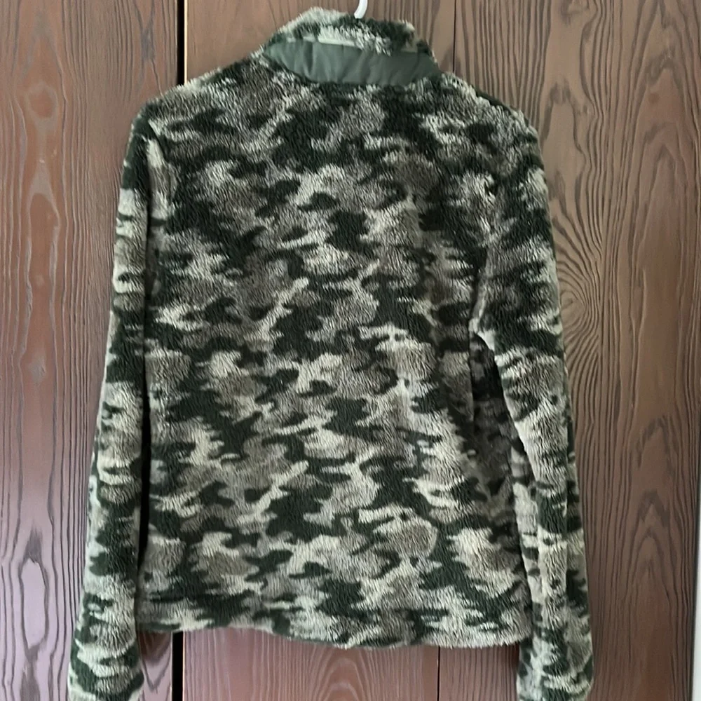 Eddie Bauer dark green camouflage, fleece pullover. Size Small